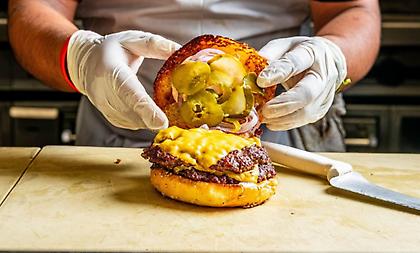 Πότε έγινε τόσο ακριβό το burger; Η νέα πραγματικότητα του αγαπημένου street food