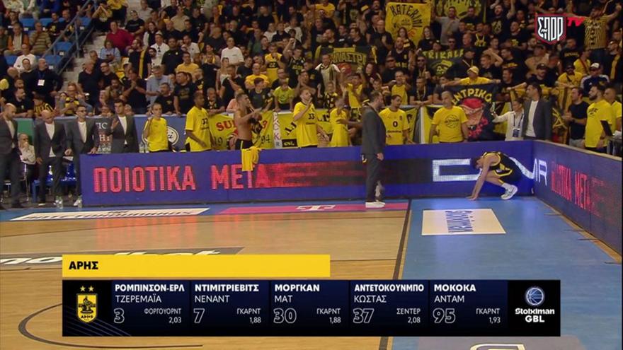 Εντυπωσιακή παρουσία των οπαδών του Άρη στο κλειστό της «Καρδίτσας»