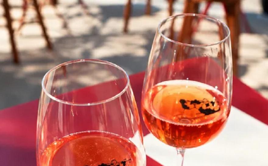 Vin d’Alsace: Το νέο wine bar 13 τ.μ. στο Παγκράτι που μας ταξιδεύει στην Αλσατία