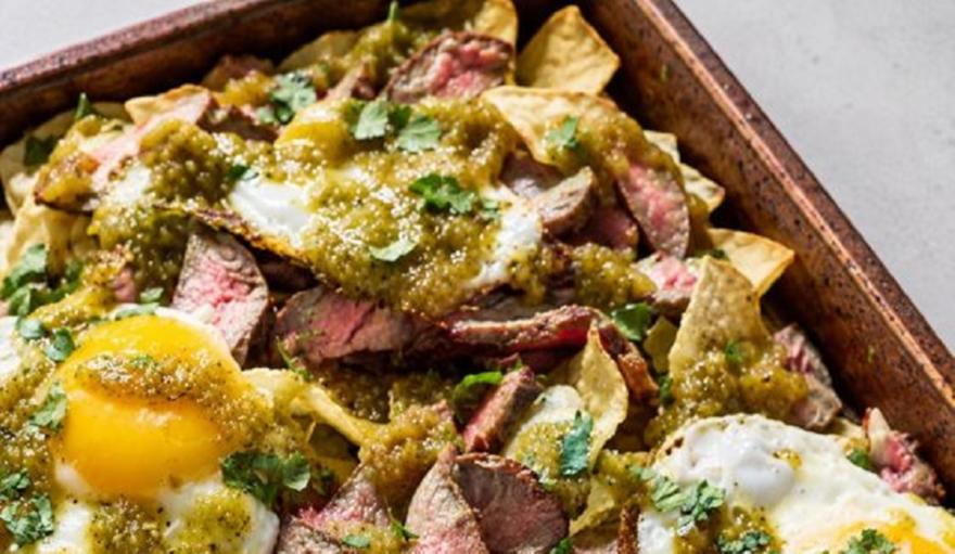Loaded πατάτες με μπριζόλα και αυγά: Το απόλυτο comfort food