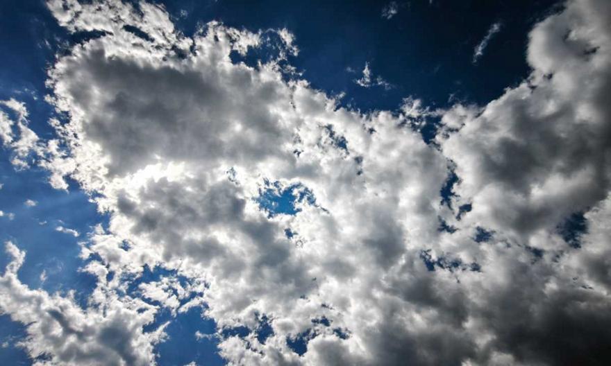 Καιρός: Ηλιοφάνεια με λίγες νεφώσεις – Μικρή άνοδος της θερμοκρασίας