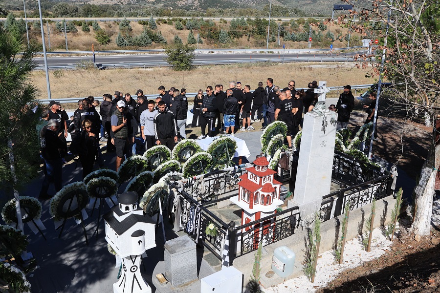 Συγκίνηση στο ετήσιο μνημόσυνο για τους φίλους του ΠΑΟΚ στα Τέμπη (pics)