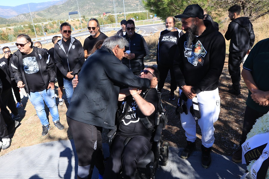 Συγκίνηση στο ετήσιο μνημόσυνο για τους φίλους του ΠΑΟΚ στα Τέμπη (pics)