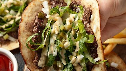 Smash burger tacos: Η viral συνταγή που συνδυάζει δύο αγαπημένα street foods σε μία μπουκιά