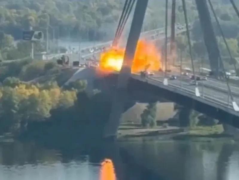 Ουκρανία: Η στιγμή που ρωσικό drone χτυπά γέφυρα του Κιέβου (video)