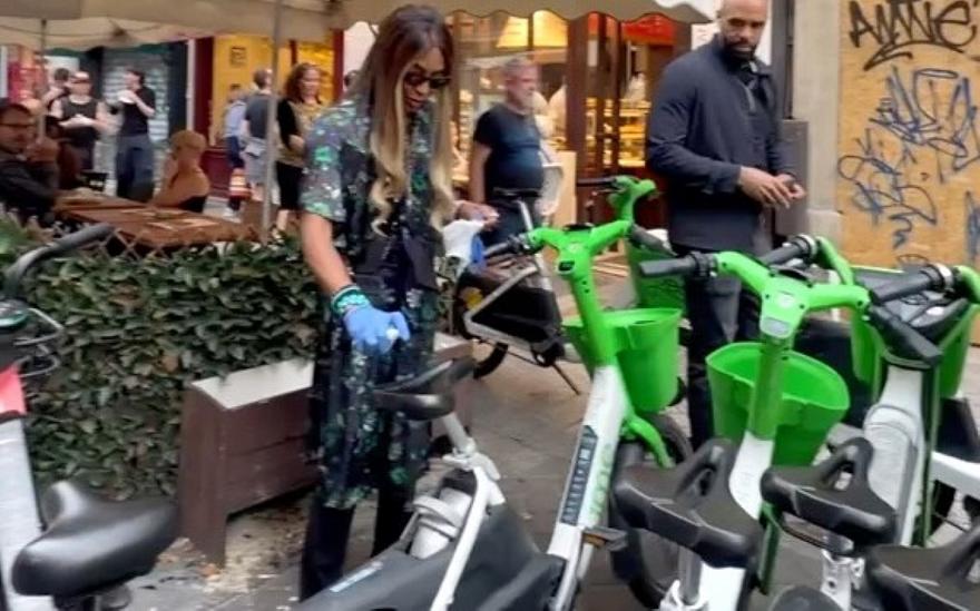 Naomi Campbell: Καβάλησε Lime στο Παρίσι αλλά πρώτα… το απολύμανε όλο με αντισηπτικό!