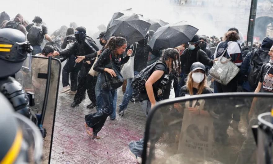 Γαλλία: Η αστυνομία επιστρατεύει επικίνδυνα όπλα κατά των εφήβων