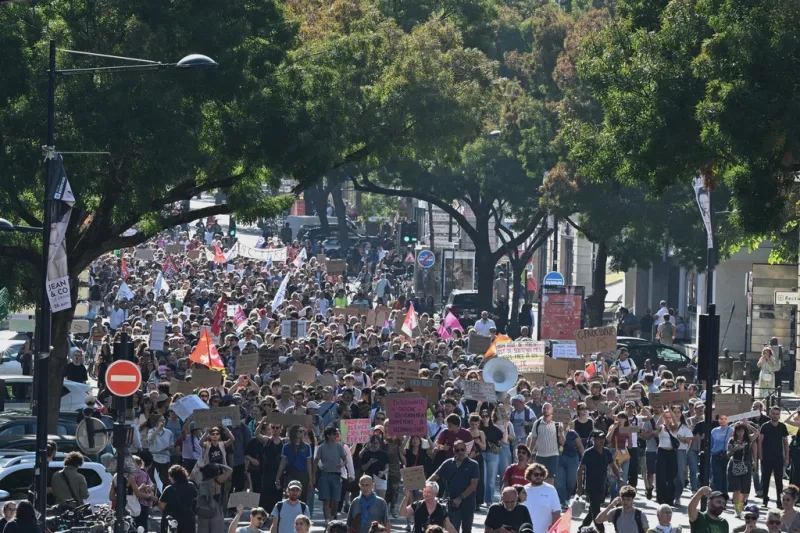 Γαλλία: Η αστυνομία επιστρατεύει επικίνδυνα όπλα κατά των εφήβων