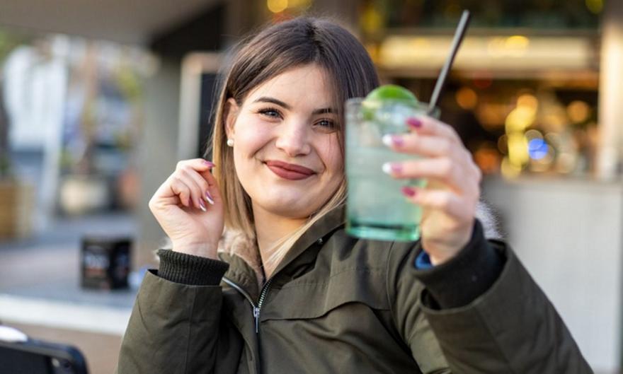 Gen Z: Γιατί γυρίζει την πλάτη στο αλκοόλ; Η μόδα των «χωρίς» ή με λίγο αλκοόλ