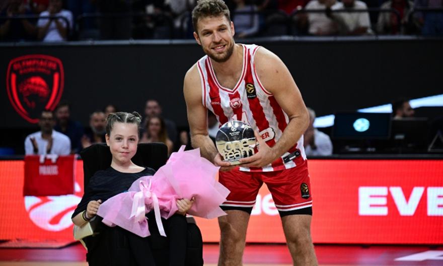 Όμορφη στιγμή στη SUNEL Arena: Ο Βεζένκοφ βραβεύτηκε για το One Team της Ευρωλίγκας από κορίτσι σε αμαξίδιο