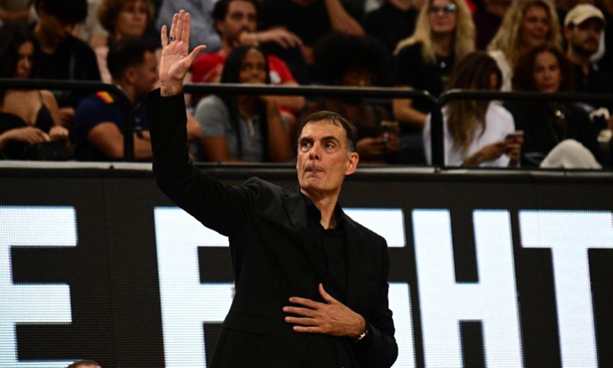 Η ερυθρόλευκη Sunel Arena και η αποθέωση στον Μπαρτζώκα: Η παρακάμερα του Ολυμπιακού από το ματς με την Εφές