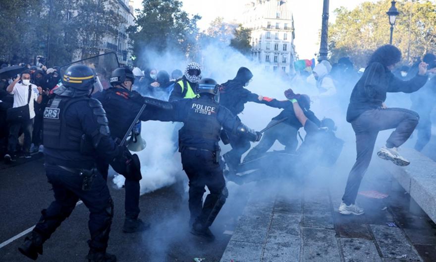 Οργή για την αστυνομική βία στη Γαλλία – 14χρονος με σπασμένο σαγόνι από δακρυγόνο