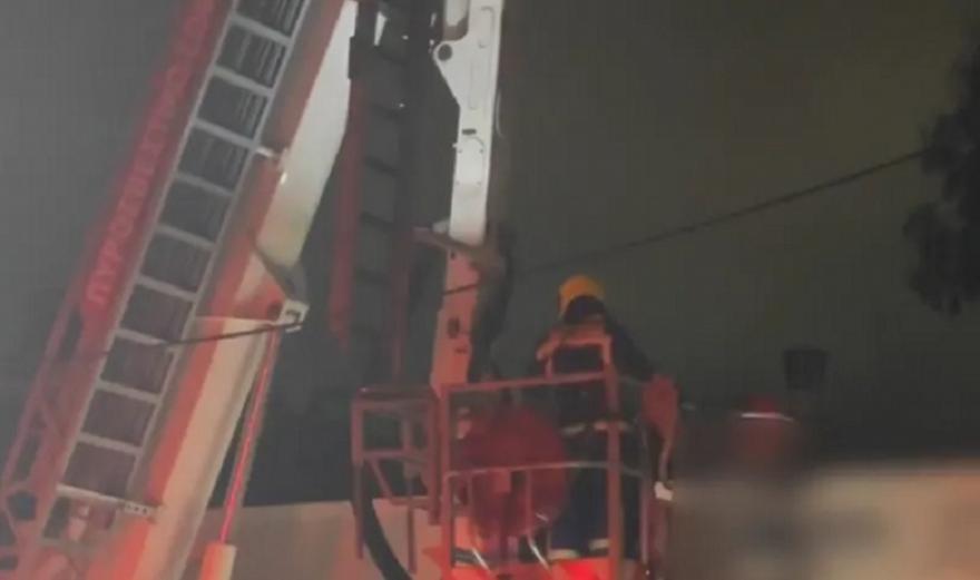 Μαίνεται η φωτιά σε δύο βιοτεχνίες στον Ελαιώνα - Απομακρύνονται όσοι βρίσκονται σε απόσταση 400 μέτρων