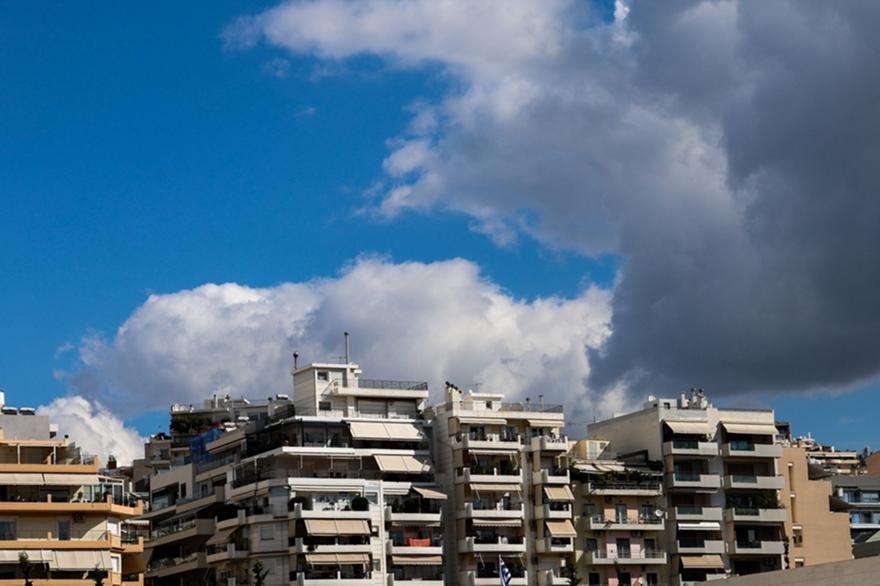 Καιρός: Επιμένουν οι καταιγίδες – Πού θα είναι έντονα τα φαινόμενα και πόσο πέφτει η θερμοκρασία