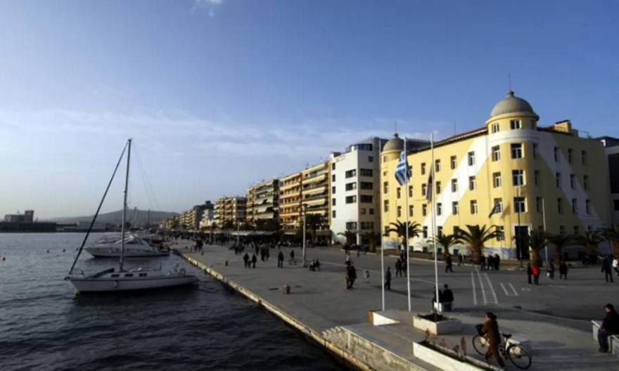 Βόλος: Άγριος ξυλοδαρμός στην παραλία – Ομάδα δέκα νεαρών έβγαλε επιβάτες από ταξί και τους χτύπησε