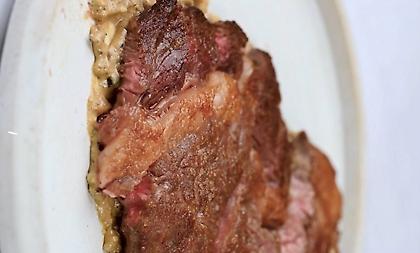 Rib eye με κρεμώδη πιπεράτη σάλτσα, βούτυρο και σκόρδο