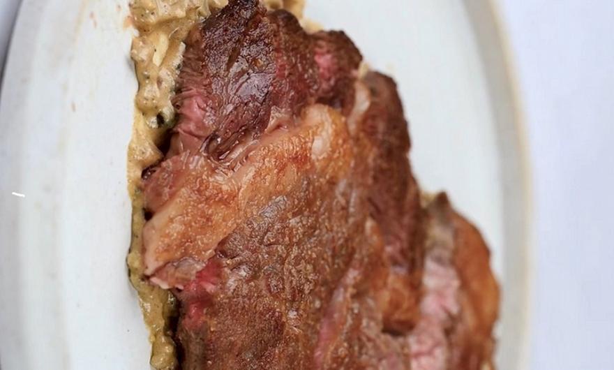 Rib eye με κρεμώδη πιπεράτη σάλτσα, βούτυρο και σκόρδο