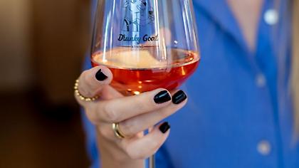 Drunky Goat: Το νέο wine bar στη Στοά Αρσακείου που κάνει το κρασί παιχνίδι