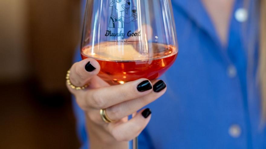 Drunky Goat: Το νέο wine bar στη Στοά Αρσακείου που κάνει το κρασί παιχνίδι