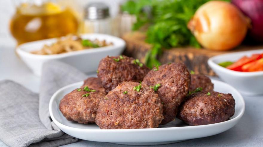 Ποιος είναι ο καλύτερος κιμάς για μοσχαρίσια μπιφτέκια; Ρωτήσαμε έναν έμπειρο κρεοπώλη