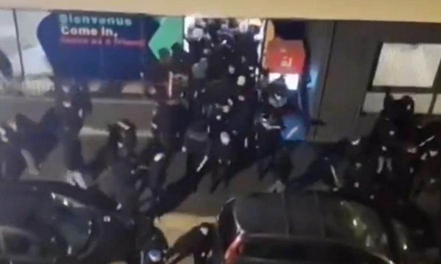 Χαμός στη Μασσαλία: Οπαδοί της Μαρσέιγ εισβάλλουν σε ξενοδοχεία και ψάχνουν φίλους του Ολυμπιακού