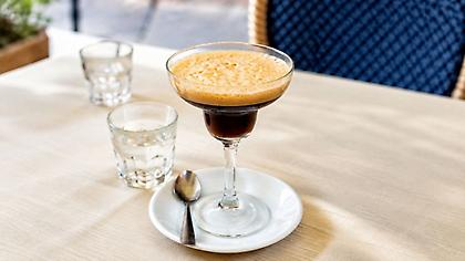 Shakerato vs freddo espresso: Πώς φτιάχνεται ο παγωμένος εσπρέσο που προτιμούν οι Ιταλοί