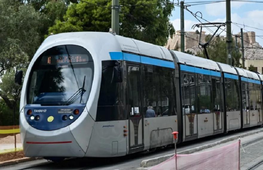 Πειραιάς: Τραμ παρέσυρε πεζή στην Ακτή Ποσειδώνος, στο ύψος του Πύργου