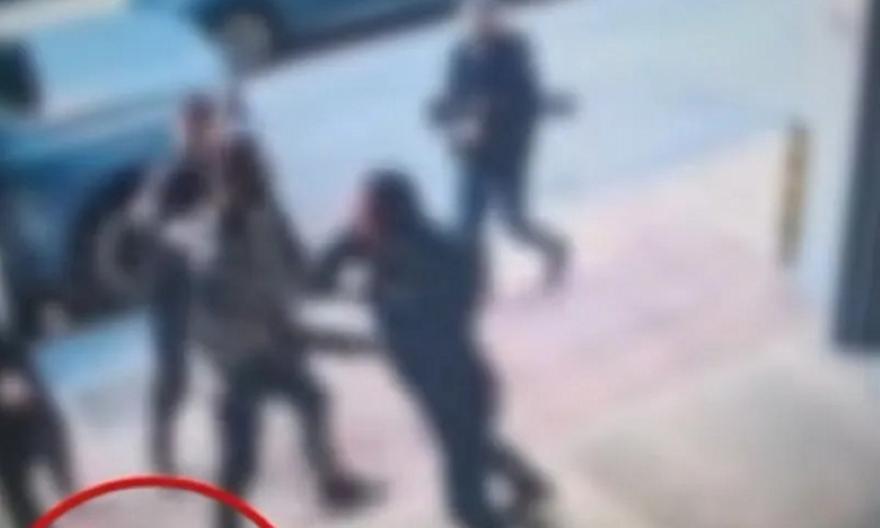 Αποκλειστικό ΣΚΑΪ: Αστυνομικός πέταξε τον εξοπλισμό του για να διαπληκτιστεί με πολίτη – Βίντεο