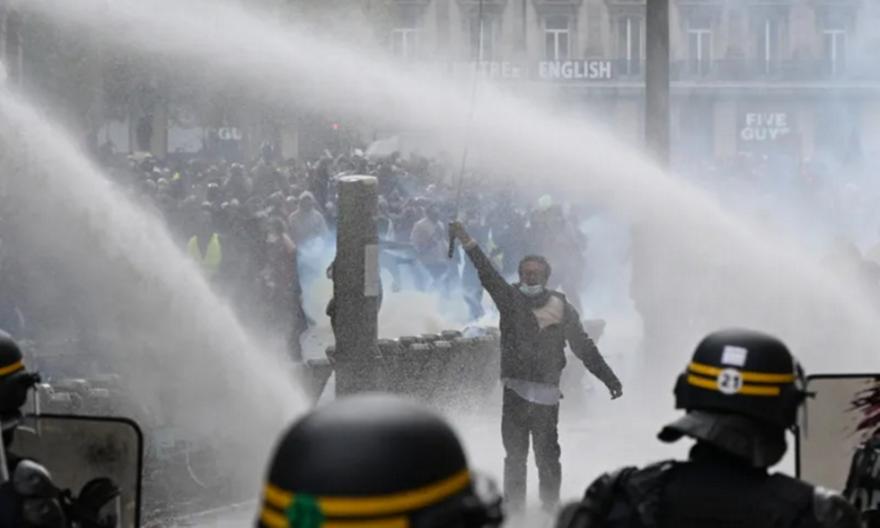Γαλλία: Στους δρόμους χιλιάδες διαδηλωτές, συγκρούσεις με την αστυνομία - Στις φλόγες τουριστικό γραφείο στη Λυών