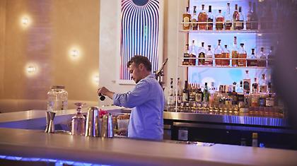 Speakeasy bars στα αεροδρόμια: Τα κρυφά μπαρ που μετατρέπουν την αναμονή σε εμπειρία