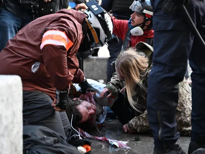 Ένας νεκρός από τις διαδηλώσεις στη Γαλλία – Εκατοντάδες συλλήψεις, εκτεταμένες καταστροφές