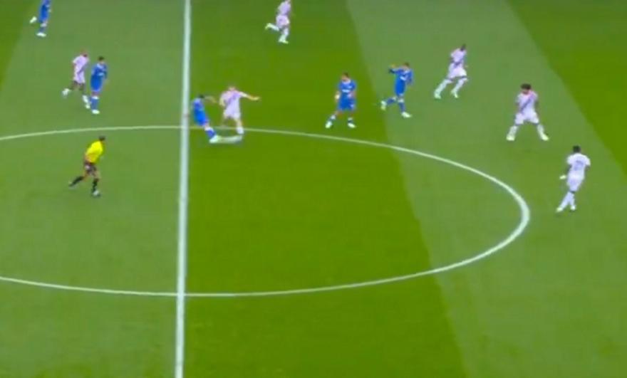 Ένα από τα γκολ της χρονιάς στην Premier League : Τον «κρέμασε» από το κέντρο ο Γκόμες