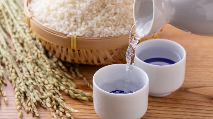 Sake: Τι είναι το σάκε, ποια τα είδη του και πώς παράγεται το διάσημο ιαπωνικό ποτό