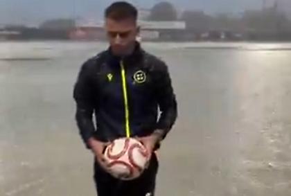 Κατάλληλο για... πόλο: Διαιτητής σε αγώνα ποδοσφαίρου στην Ισπανία δοκίμασε αναπήδηση μπάλας σε «λίμνη»