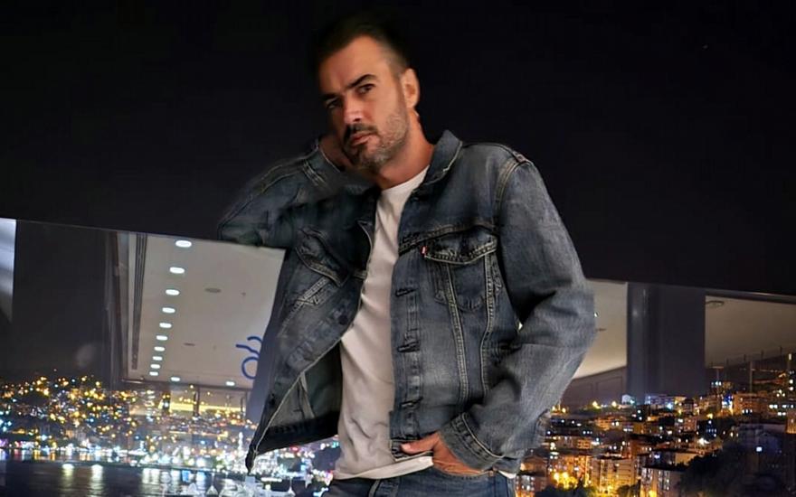 Γιάννης Τσιμιτσέλης: Το κορίτσι που αγαπάει είναι μεγάλη γαϊδούρα (κυριολεκτικά)