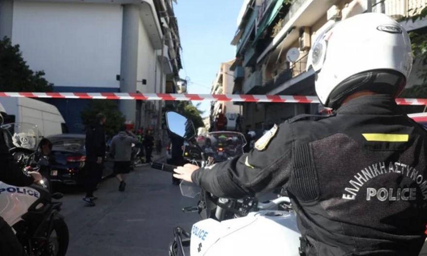 Κολωνός: Έκρηξη στην είσοδο πολυκατοικίας με 4 τραυματίες - Εξετάζεται το ενδεχόμενο παγίδας σε αστυνομικούς!