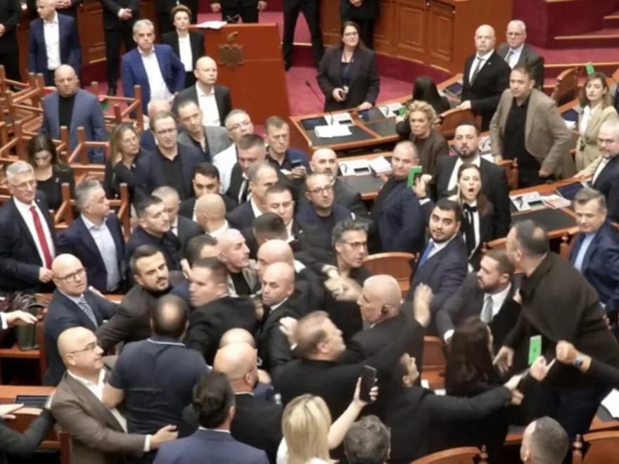 Άγριο ξύλο στη Βουλή μεταξύ βουλευτών στην Αλβανία – Μήνυμα Μερτς κατά της βίας και της πόλωσης