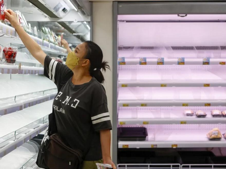 Η Βρετανία εκδίδει οδηγία ετοιμότητας για πόλεμο και μπλακ άουτ: «Να έχετε νερό, τρόφιμα και μετρητά για 3 μέρες»