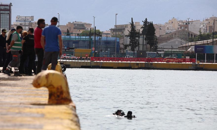 Πειραιάς: Αυτοκίνητο έπεσε στη θάλασσα – Ενας άνδρας ανασύρθηκε χωρίς τις αισθήσεις του, δύο εγκλωβισμένοι