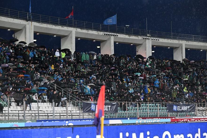 Ασταμάτητος χορός κάτω από τη βροχή από χιλιάδες φίλους του Παναθηναϊκού στο Πανθεσσαλικό