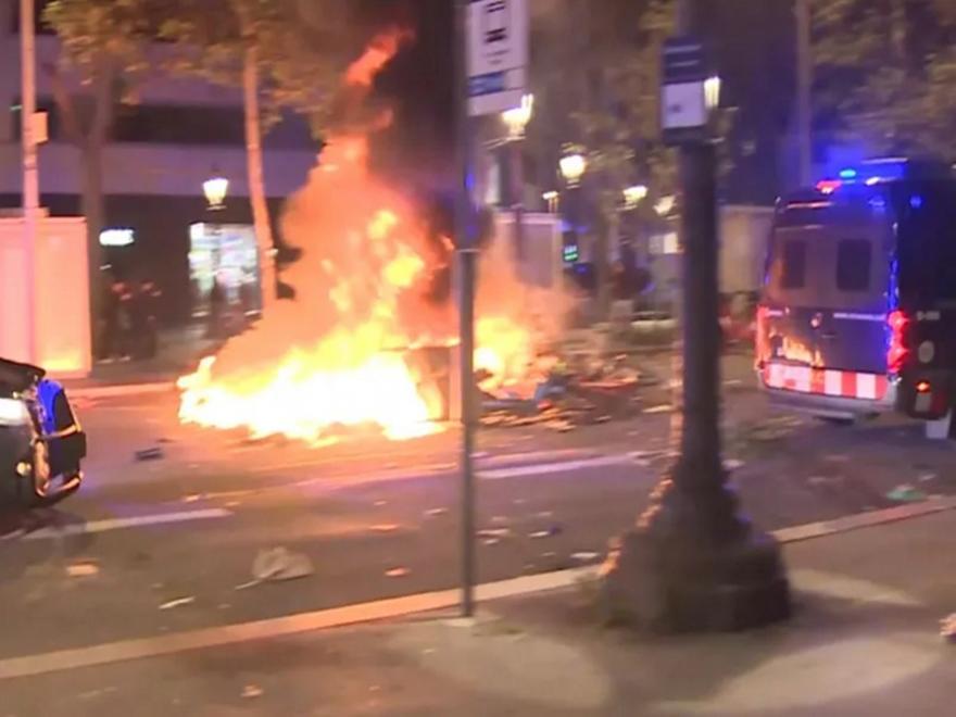 128 συλλήψεις, ανάμεσά τους 73 ανήλικοι, για βανδαλισμούς και λεηλασίες στη Βαρκελώνη – 15 αστυνομικοί τραυματίες