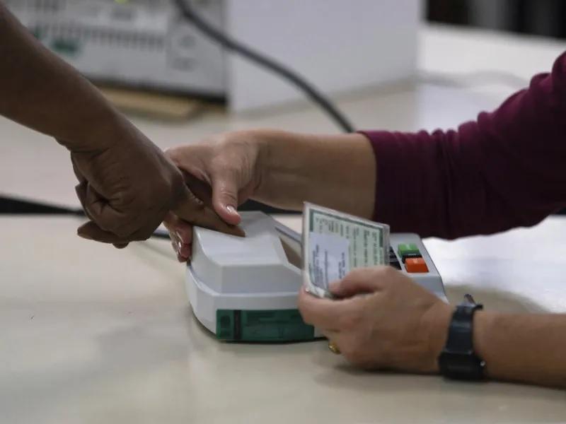 Εκλογές στη Βραζιλία: Οριακή νίκη για Μπολσονάρου με 50,5% έναντι του Λούλα δίνουν τα προγνωστικά