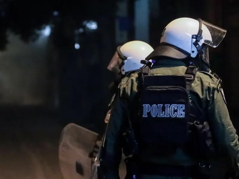 Εξάρχεια: Επεισόδια με φωτιές σε κάδους και πέτρες κατά πυροσβεστών – Επέμβαση της αστυνομίας και δύο συλλήψεις