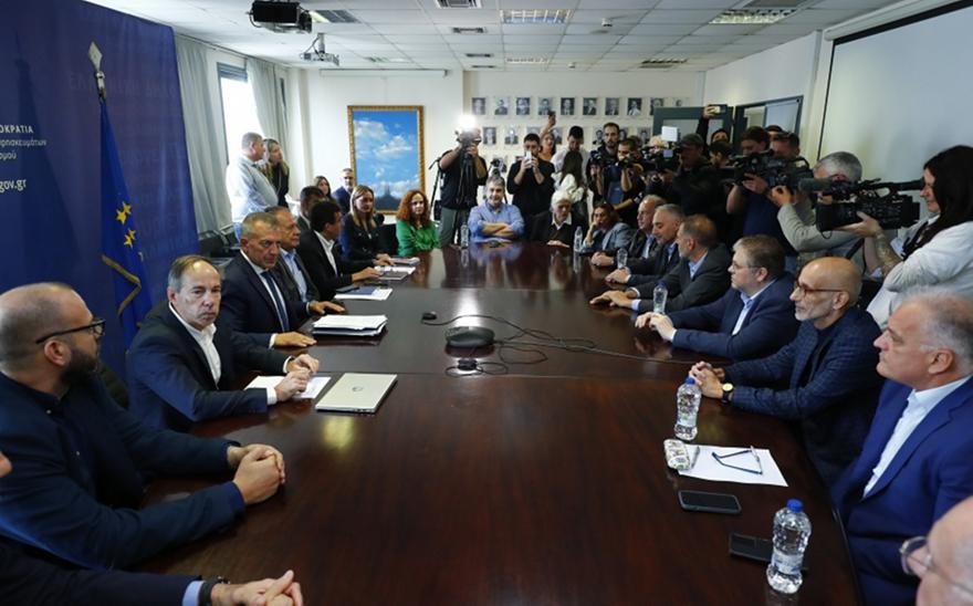 Κρίσιμη συνάντηση για το μπάσκετ: Στο γραφείο του Βρούτση Μελής και Παπανικολάου