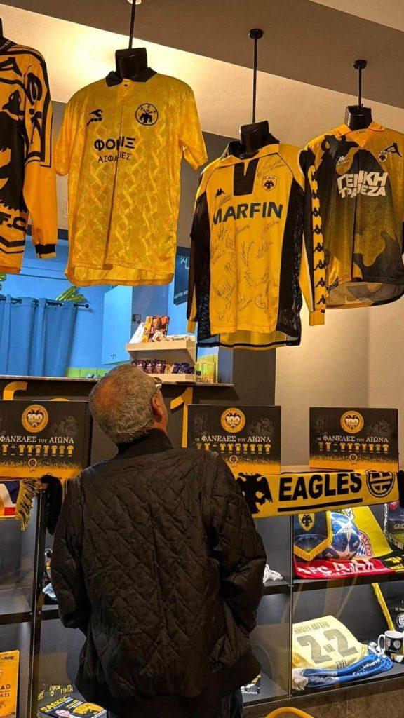 ΑΕΚ: Στο Μουσείο των Iraklio Eagles βρέθηκε ο Σάντος με κασκόλ της ΑΕΚ