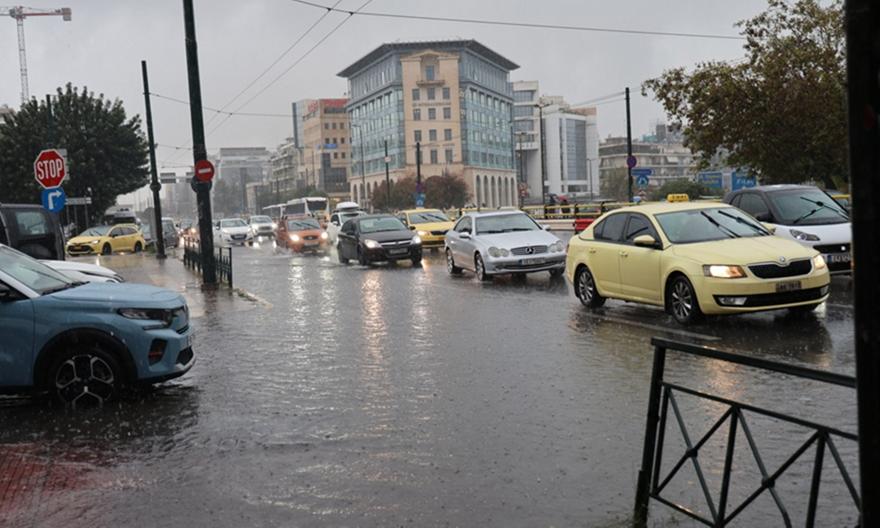 Καιρός: Καταιγίδες την ημέρα της παρέλασης, χιόνια στα ορεινά και θερμοκρασίες σε πτώση