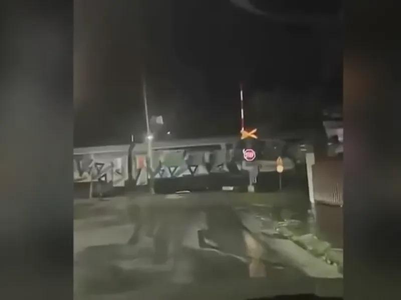 Τρένο στη Λάρισα πέρασε με τη μπάρα της διάβασης ανοιχτή (video)