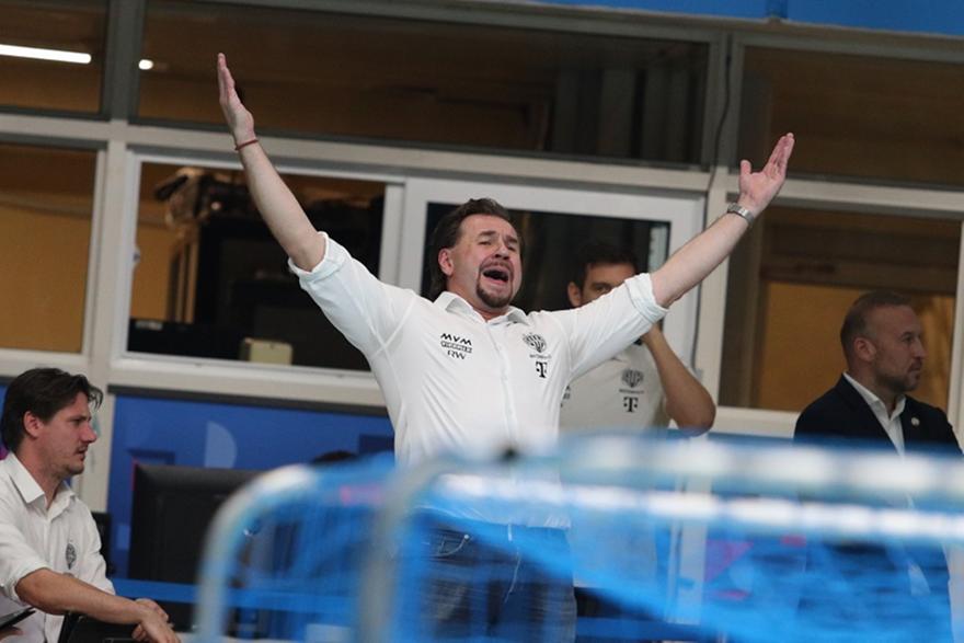 Υπόκλιση του coach της Φερεντσβάρος στον κόσμο του Παναθηναϊκού
