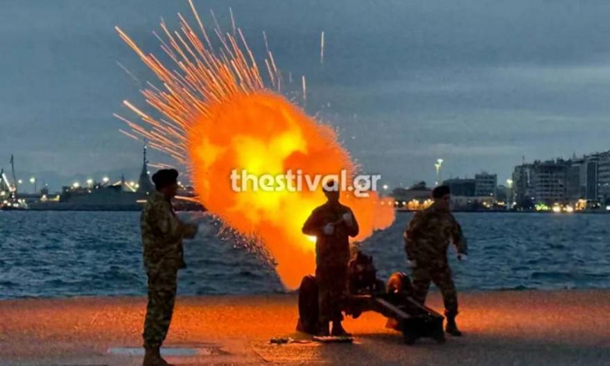 Θεσσαλονίκη: Εντυπωσίασαν οι 21 κανονιοβολισμοί στον Λευκό Πύργο για την 28η Οκτωβρίου – Δείτε βίντεο