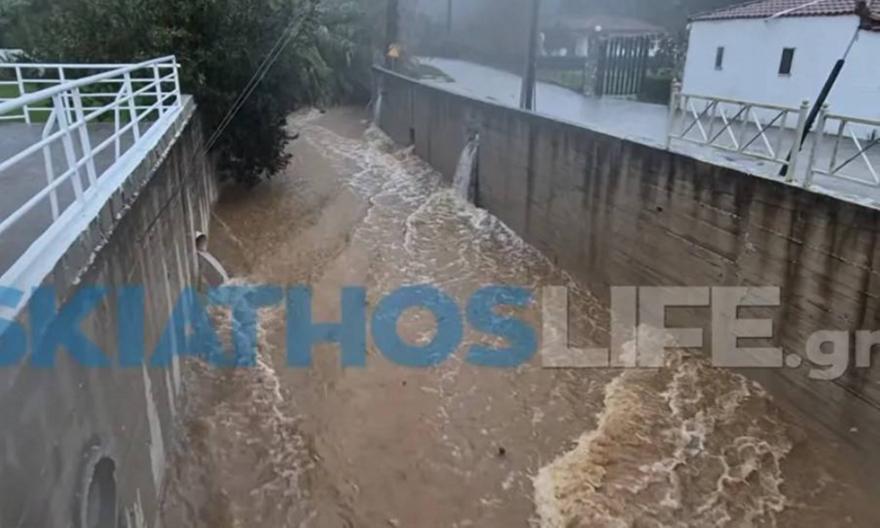 Σκιάθος: Έκλεισε ο δρόμος προς Πλατανιά - Στα όριά του το ρέμα, ανησυχούν οι κάτοικοι (Δείτε βίντεο)
